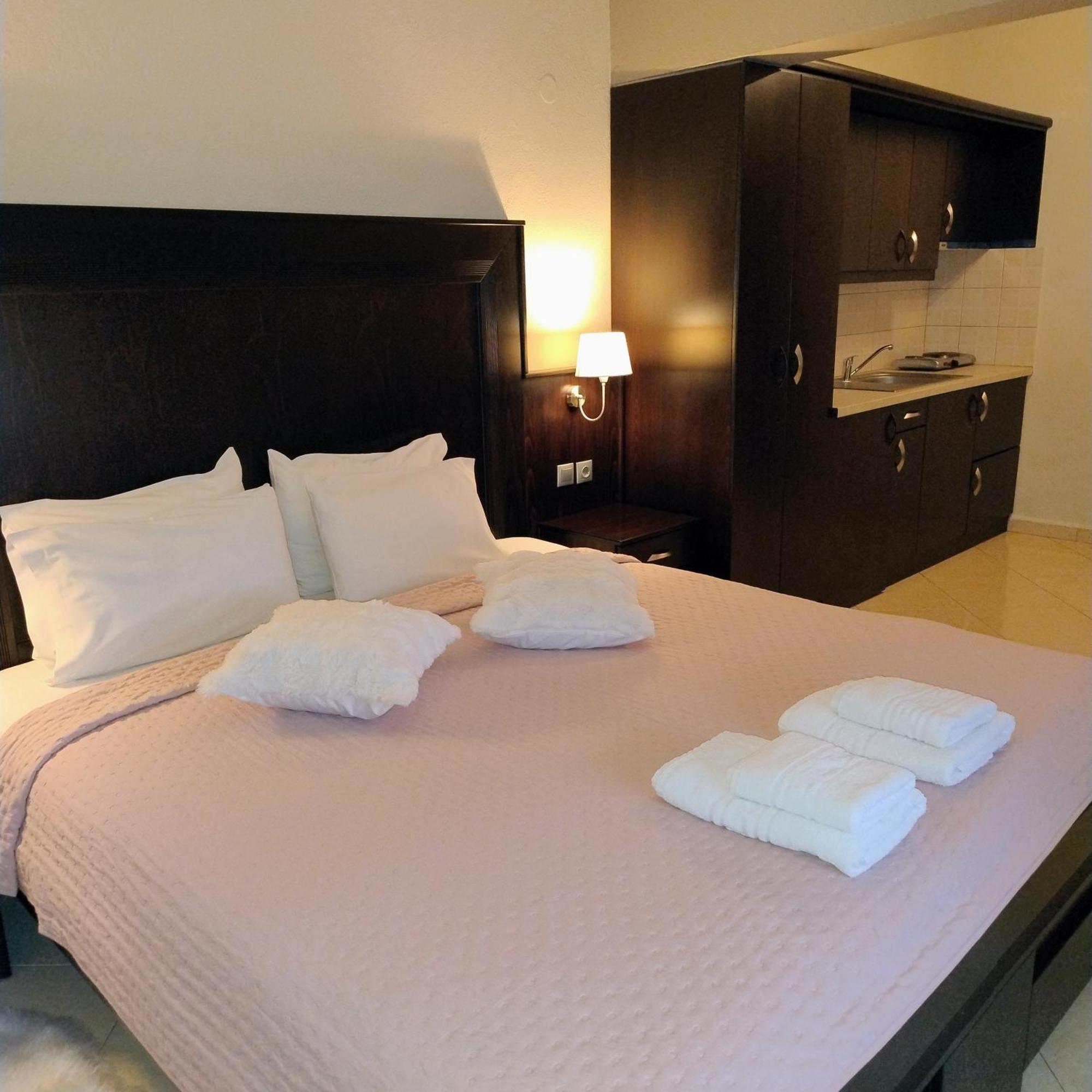 Neraides Hotel Káto Loutrákion Екстериор снимка